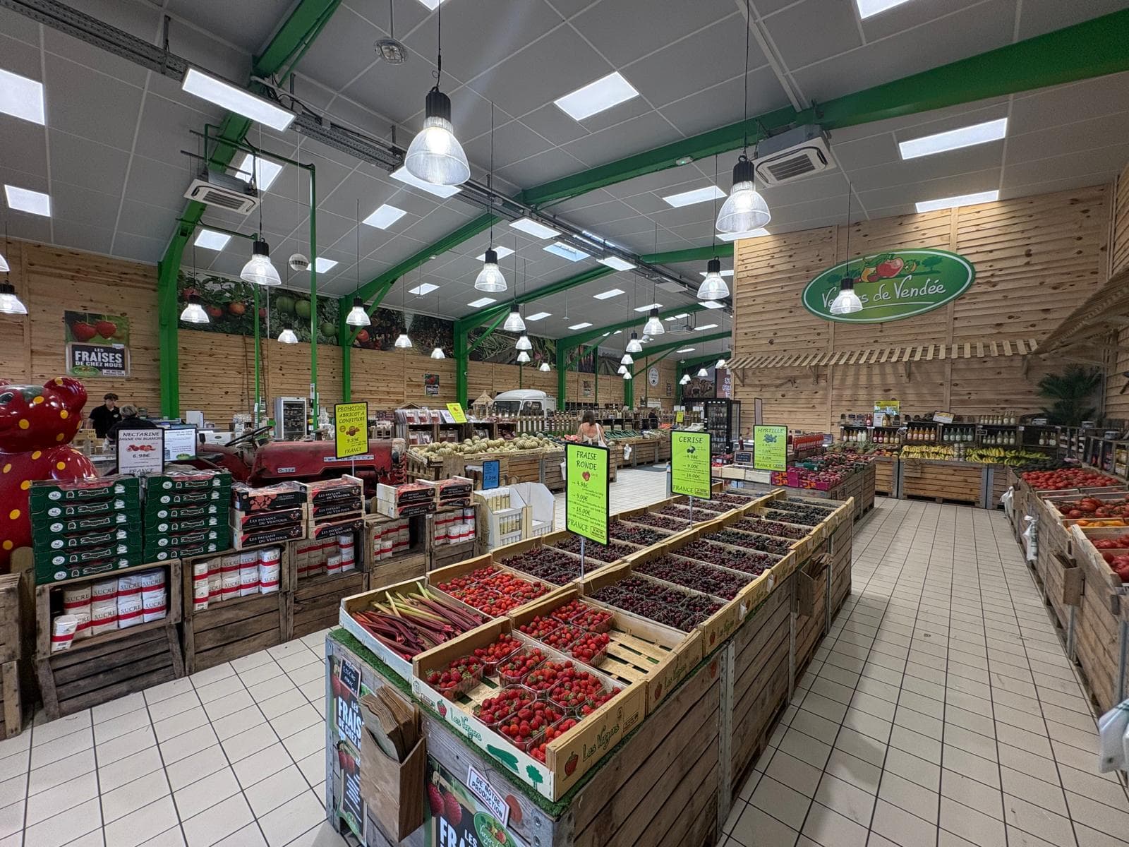 Étal de fruits et légumes de saison en magasin
