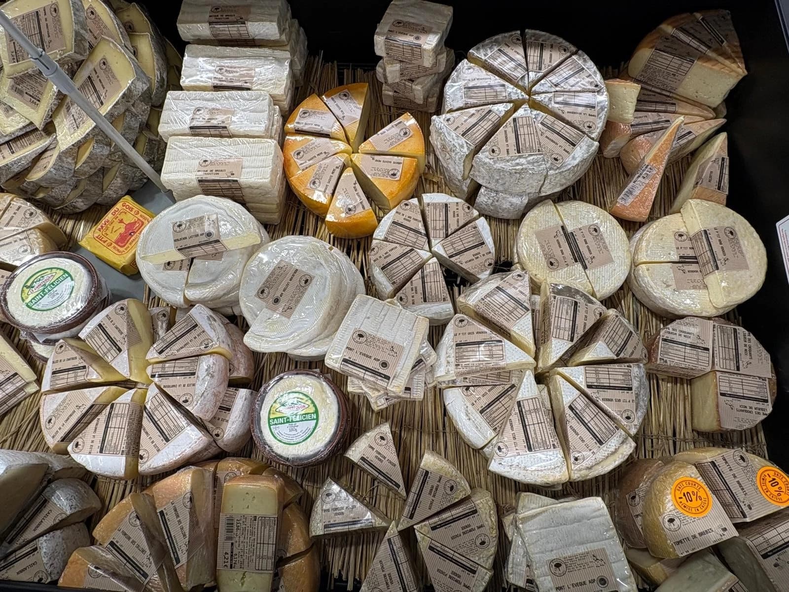 Plateau de fromages découpés au comptoir